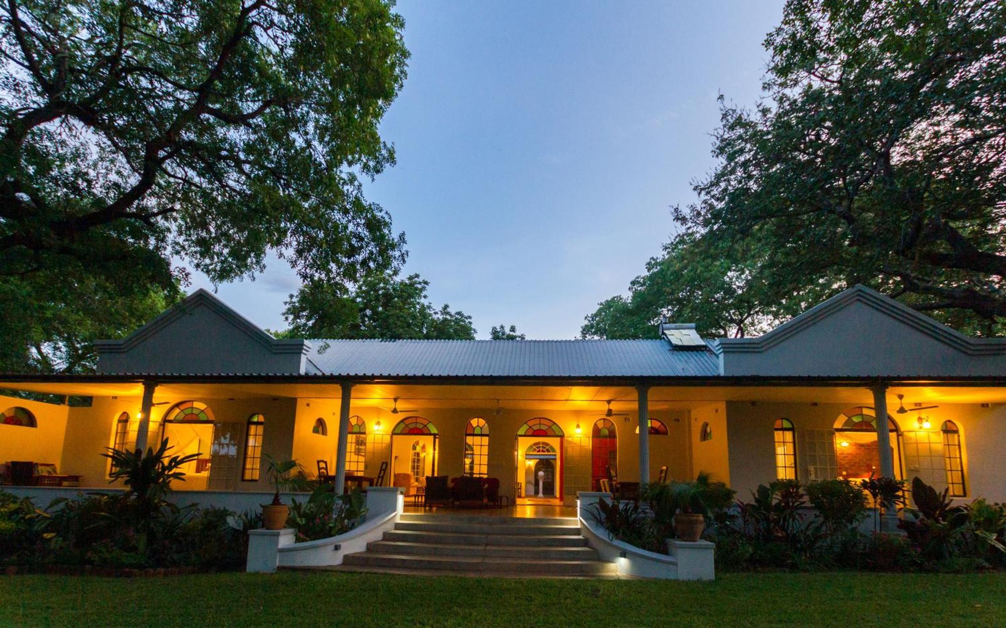 The Courtney Lodge Victoria Falls Ngoại thất bức ảnh